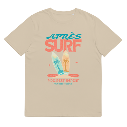 Beige organic t-shirt with 'Après Surf' graphic design featuring surfboards and palm trees on a white background